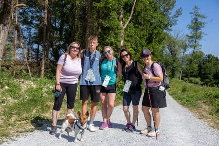 Pot ob reki, ki povezuje (18)